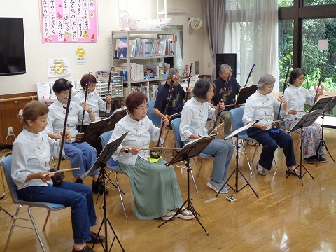 東大泉デイでは初めての二胡演奏会がスタート！