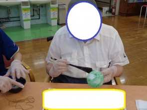 表面にボンド液を塗ります