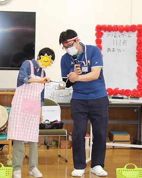 ボランティアさんと一緒に競技デモンストレーション