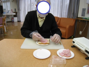 ハムをのせます