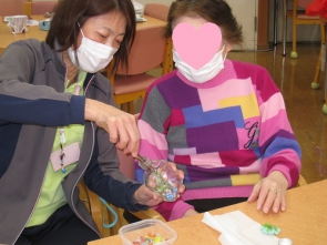 慎重に入れていきます