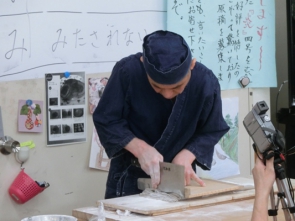 そしてそばを細く切っていきます。