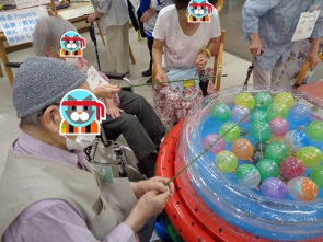 真剣な表情でヨーヨー釣ってます！