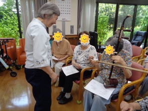 実際に楽器を手にとって