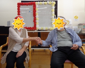 健闘を誓う固い握手
