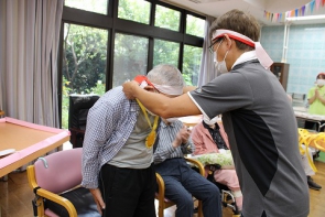 デイ所長よりメダル授与