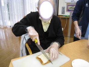 食べやすく半分に切って