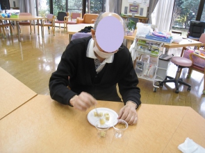 バームクーヘンを入れます