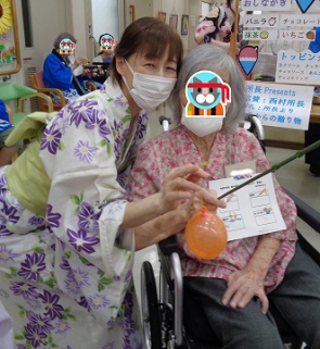職員と一緒に記念撮影