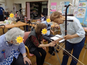 間近で楽器を観察