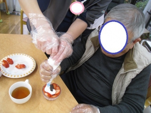 生クリームを絞って完成です！