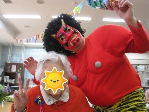 鬼と一緒に仲良く記念撮影タイム