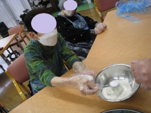 砂糖を入れます