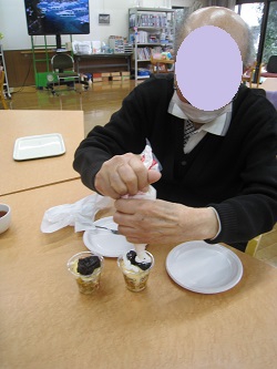 生クリームを絞って