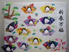 壁面制作応援団作品・お福さんの扇飾り
