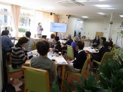 地域包括支援センターのお話に熱心に耳を傾けています