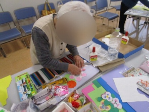 春の花飾りを制作中