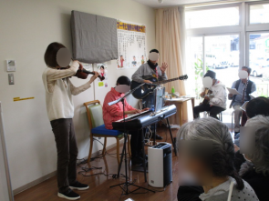 マーサとゆかいな仲間たちの演奏