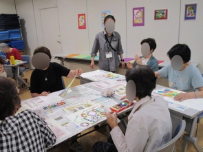 「この色どうかしら？」和やかなで楽しそうなムード