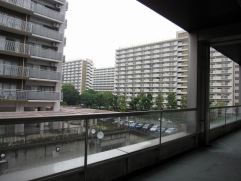 窓から見る景色。今日はあいにくの雨です☔