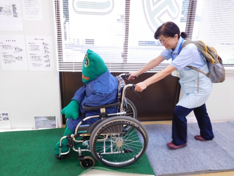 液状化現象の道路で車いすを押すと・・・！！！