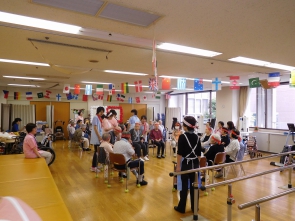 会場には万国旗。