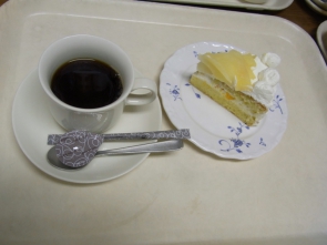 手作りのケーキと温かいコーヒー。