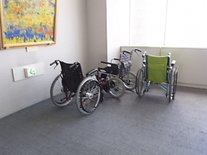 車いすでお出かけの方も展望フロアでは車いすを乗り捨てて・・・。