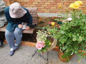 ベンチの横にはリスの銅像（？）が・・・。花よりそっちが気になります（笑）