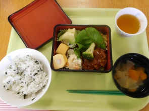 お食事はお弁当風