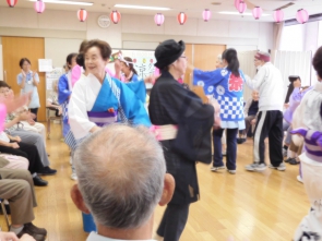 最後はみなさんで大盆踊り大会。