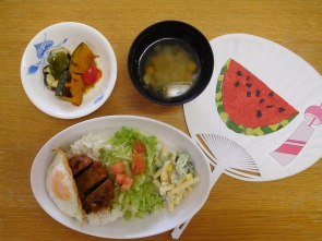 お食事の『ロコモコ丼』