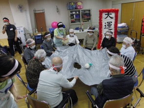 次々に転がってきます。