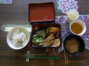 お食事はお弁当♡見た目よりもボリュームがあります。