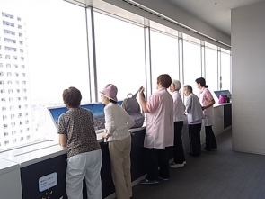 こ～んな感じで外を見ていました。