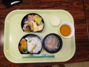 お食事はお弁当風。