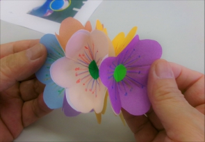花びらを丁寧に付けていきます