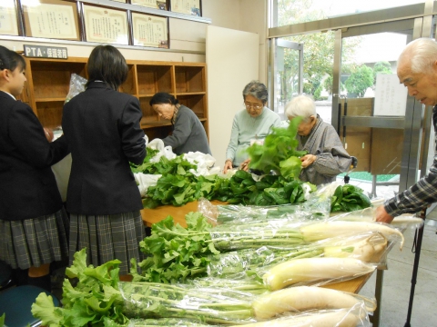 中学生が売り子です