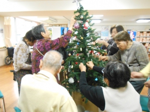 職員はツリーに近づけず