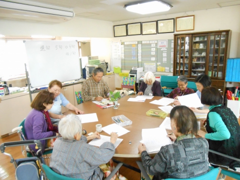 川柳の活動風景　闊達な意見交換をしています！！