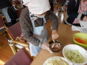 鶏だんごを練っています