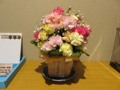 開所記念と母の日を兼ねたお花を玄関に飾っています。