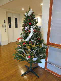 施設玄関のクリスマスツリーです