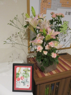ボランティアの方が定期的に季節の絵手紙をくださっています。お花はご家族が届けてくださいました。玄関に飾らせていただいています。