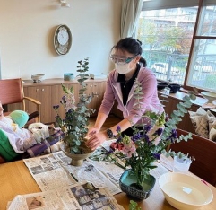 毎月、お花の会を開催しています。四季折々の花に触れて、心がほっと和らぎますね。