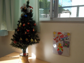 クリスマスの飾りつけは地域の方も協力してくださいました。素敵な折り紙飾りです。