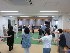 輪になって踊ります。