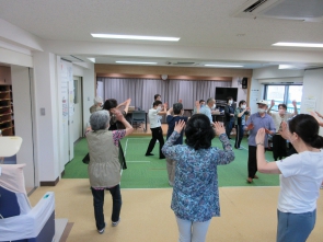 輪になって楽しく踊りましょう！