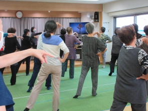 愛の水中花を練習中