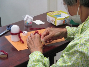 トイレットペーパーの芯に毛糸を巻き付けて帽子作り